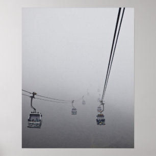Póster Cable de Ngong Ping en densa niebla