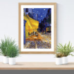Póster Cafe Terrace en Night Vincent van Gogh<br><div class="desc">Un buen poster de arte con la pintura post-impresionista de Vincent van Gogh (1853-1890),  Cafe Terrace at Night (1888). Creado en Arles,  Francia frente a una popular cafetería en la calle Du Palais. Escena de la ciudad con un cielo estrellado en un café al aire libre.</div>
