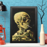 Póster Calavera con cigarrillo en llamas por Vincent van<br><div class="desc">Calavera con Cigarrillo en llamas de Vincent van Gogh es un bello post de arte de época impresionista todavía pintado de la vida. Un retrato de humedeciendo esqueletos humanos. Excelente imagen para productos antitabaco. Fumar mata a 1000 cada año, ayuda a alguien a dejar de fumar hoy. Excelente imagen para...</div>