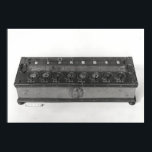 Póster Calculating Machine invented<br><div class="desc">French School's Calculating Machine invented by Blaise Pascal (1623-62),  1644 located at the CNAM,  Conservatoire National des Arts et Metiers,  Paris. The Calculating Machine invented by Blaise Pascal (1623-62),  1644 was created around 1644 AD.</div>