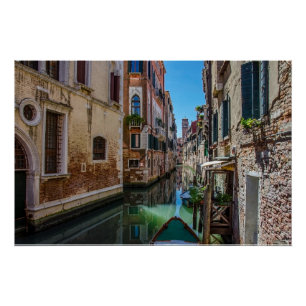 Póster Calle estrecha con canal en Venecia
