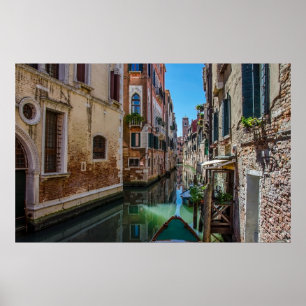 Póster Calle estrecha con canal en Venecia