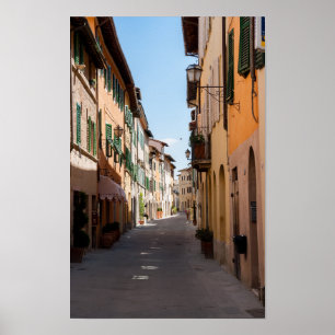 Póster Calle estrecha con fachadas antiguas en pueblo de 