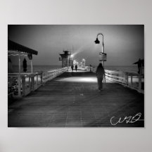 Caminando por el muelle en San Clemente B&W
