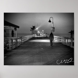 Póster Caminando por el muelle en San Clemente B&W