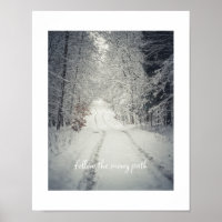 Camino por un bosque de invierno cubierto de nieve