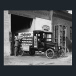 Póster Camión soda de entrega de pop, 1924. Foto de cosec<br><div class="desc">Un hombre carga un camión de reparto de gaseosas con bebidas de la marca NuGrape. 1924.</div>