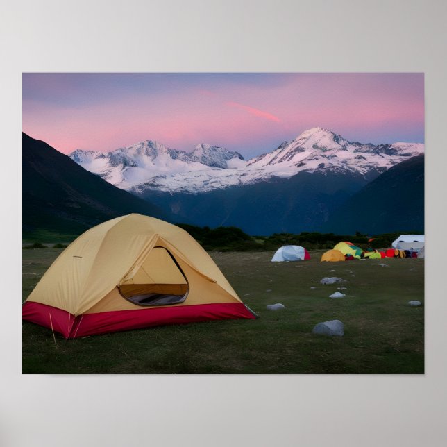 Póster Campamento turístico de montaña con carpas en prim (Frente)