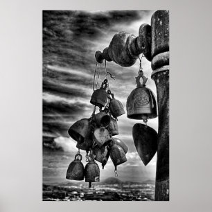 Póster campanas en la entrada del templo budista en Taila