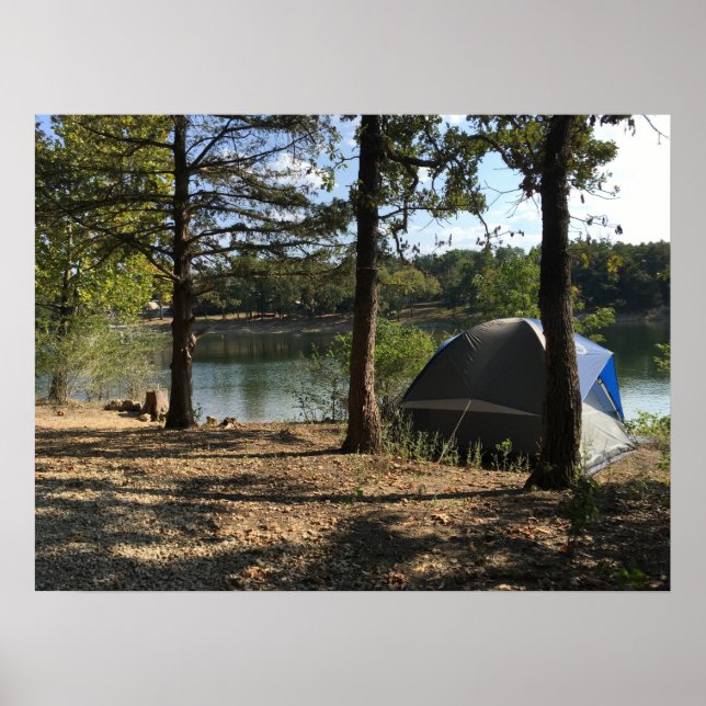 Póster Camping de carpas a orillas del lago (Frente)