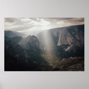 PÓSTER CAMPO GRIS VERDE Y MONTAÑAS DURANTE EL DÍA
