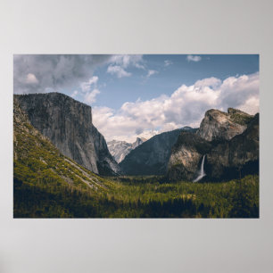 PÓSTER CAMPO VERDE DE GRASA CERCA DE LA MONTAÑA ROCKY BAJ