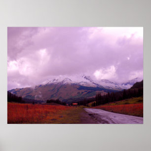Póster Campos rojos de otoño bajo un cielo montañoso torm