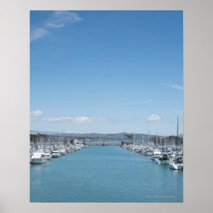 Póster canal en el puerto en un día soleado con cielo azu