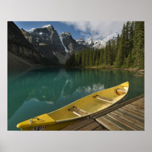 Póster Canoa estacionada en un muelle a lo largo del lago