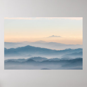 Póster Capas de niebla, colinas y montañas