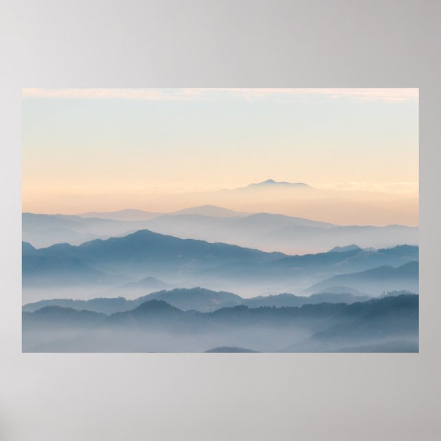 Póster Capas de niebla, colinas y montañas (Frente)