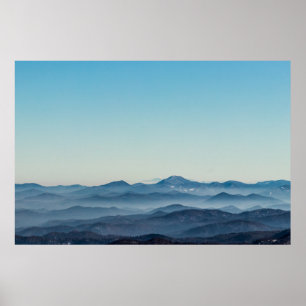 Póster Capas de niebla, colinas y montañas