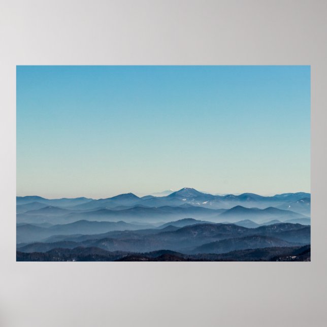 Póster Capas de niebla, colinas y montañas (Frente)