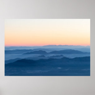 Póster capas de niebla mágica de la puesta de sol