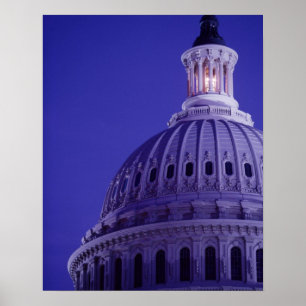 Póster Capitol de EE. UU. al anochecer con luz en la cúpu