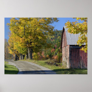 Póster Carretera junto a un clásico granero rural / granj