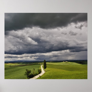Póster Carretera y nubes de tormenta, región rural de Tos