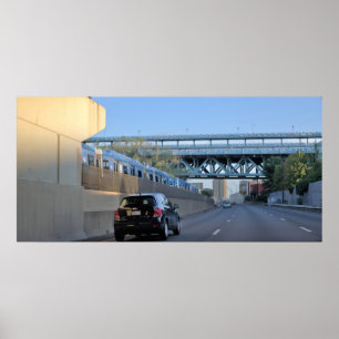 Póster Carro y tren a lo largo de la autopista