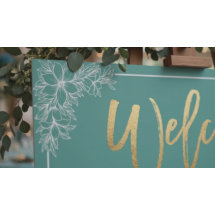 Cartel de bienvenida de boda floral blanco y azul