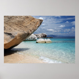 Póster cartel de la playa de Cerdeña con rocas grandes