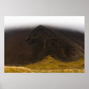 Póster Cartel de montaña volcánica negra y nubes bajas