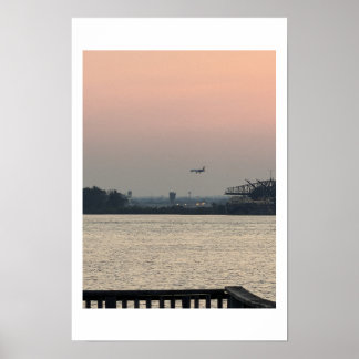 Póster Cartel de paisaje acuático al atardecer con avión