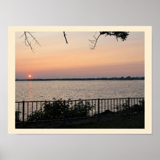 Póster Cartel de puesta de sol en el paisaje acuático