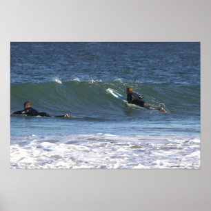 Póster Cartel de surfistas en una ola