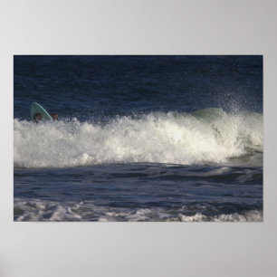 Póster Cartel de surfistas escondiendo una ola