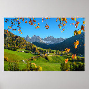 Póster cartel del valle de Val di Funes con hojas de otoñ