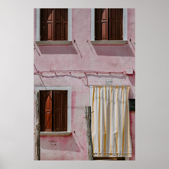 PÓSTER CASA DE CONCRETO ROSA CON TRES VENTANAS Y UN DOO (Frente)