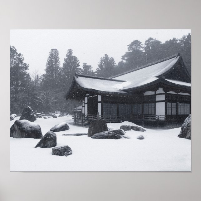Póster Casa oriental cubierta de nieve en bosques (Frente)