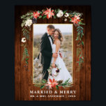 Póster Casados Alegre Madera Acuarela Floral de Invierno<br><div class="desc">Elegante Acuarela Floral de Invierno en Oro Foto de recién casados Casados y Alegre Navidad Tarjeta postal incluye hermosas flores de Nochebuena rojas en acuarela,  vegetación botánica,  follaje de invierno,  bayas de acebo,  rosas blancas,  algodón,  piñas y bayas azules. País Rústico Madera.</div>