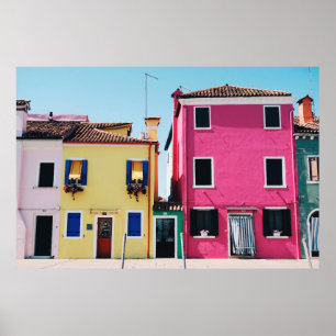 PÓSTER CASAS DE CONCRETO AMARILLO Y ROSA DURANTE EL DÍA
