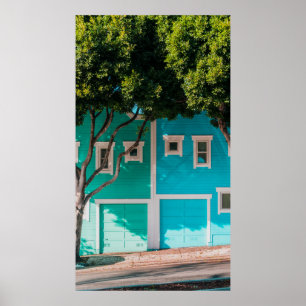 Póster Casas verdes y azules junto a árboles en la acera