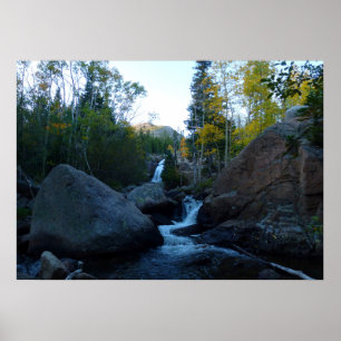 Póster Cascada Alberta al amanecer en las Montañas Rocosa
