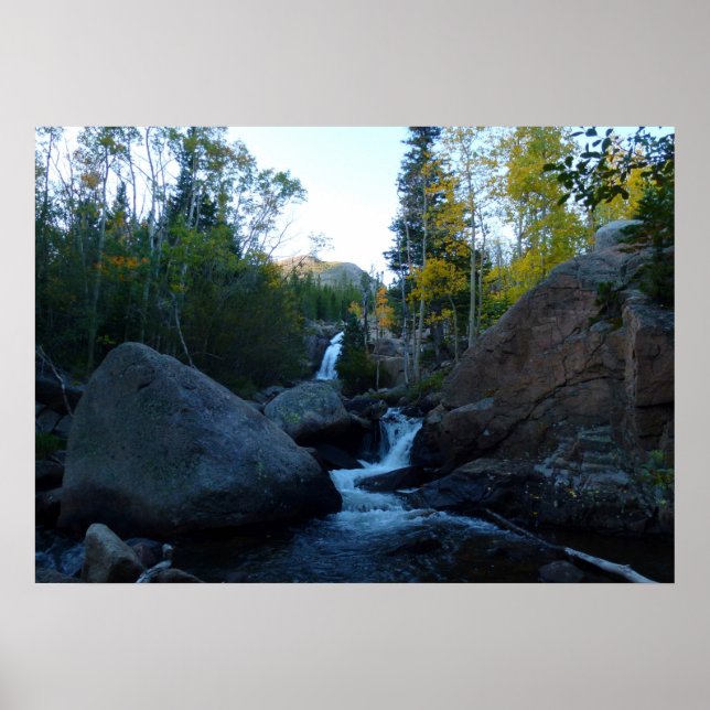 Póster Cascada Alberta al amanecer en las Montañas Rocosa (Frente)