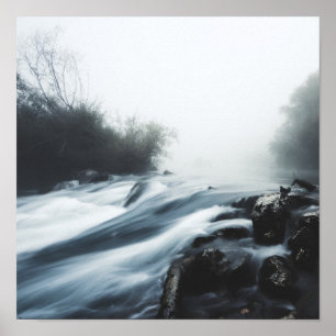 Póster Cascada de agua en una niebla mística por la mañan