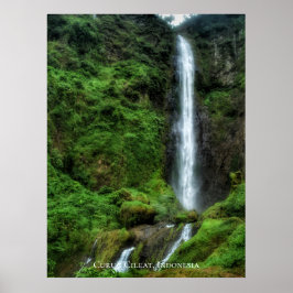 Póster Cascada de agua natural verde exuberante y fresca