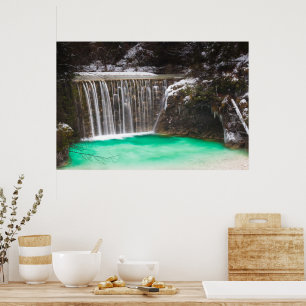 Póster Cascada de agua turquesa impresionante lago Jasna,