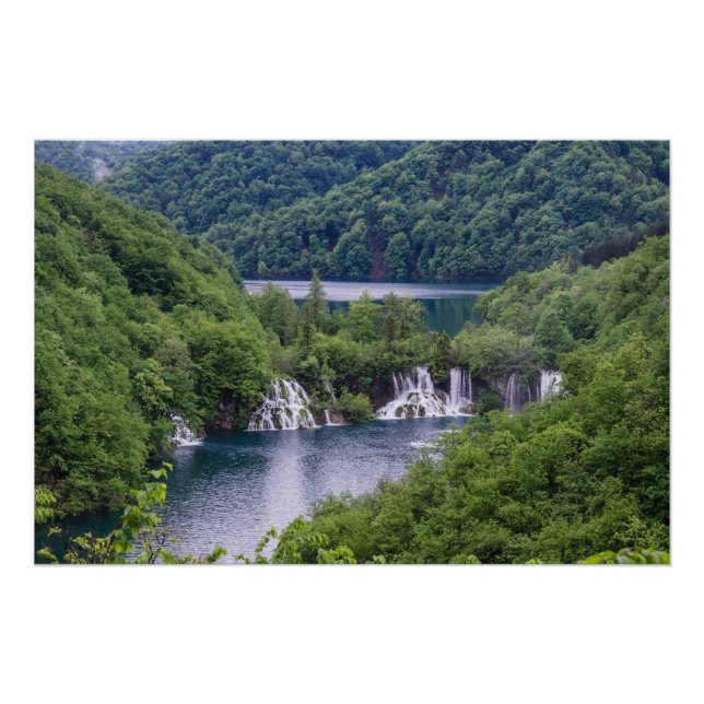Póster Cascada de cascada con bosque verde en Croacia (Anverso)