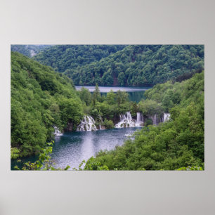 Póster Cascada de cascada con bosque verde en Croacia