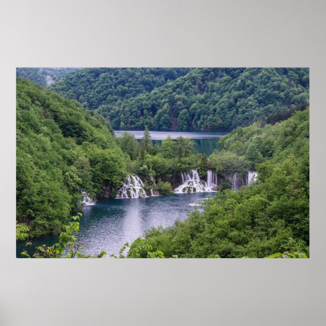 Póster Cascada de cascada con bosque verde en Croacia (Frente)