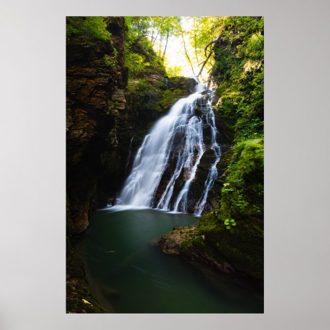 Póster Cascada impresionante con brillo de luz solar (Frente)